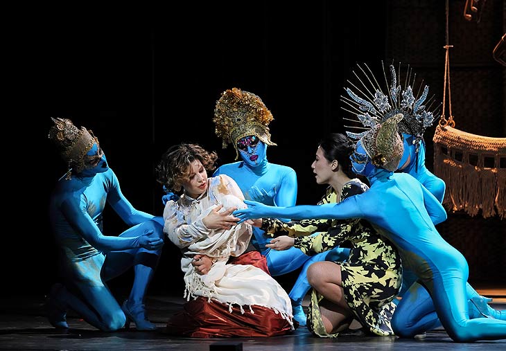 Ann Sophie DFlorine Schnitzel (Margaretha Geertruida "Griet" Zelle), Xiting Shan (Merbati, Tagesmutter  im Hause der MacLeods) und Statisterie des Staatstheaters am Gärtnerplatz ©Foto: Marie-Laure Brianeürmeyer (Mata Hari - Popstar) und das Ensemble des Staatstheaters am Gärtnerplatz ©Foto: Marie-Laure Briane
